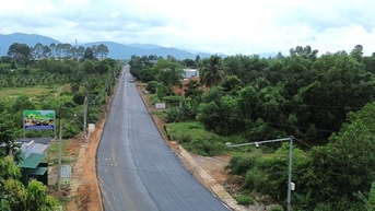 Kỹ sư, công nhân thi công đường kết nối Bình Thuận
