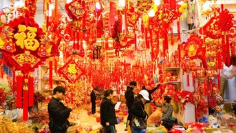 Phố Hàng Mã rực đỏ đón Tết nguyên đán Ất Tỵ