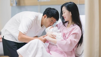 កីឡាករ​បាល់ទាត់ Ha Duc Chinh មាន​កូន​ដំបូង​ហើយ​មាន​ក្តី​រំភើប​រីករាយ​ក្នុង​ការ​ចូល​រួម​ក្នុង​ក្លឹប "ឪពុក​ទឹក​ដោះ"។