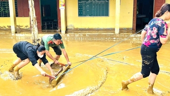 Trường học ngập trong bùn, hàng trăm học sinh chưa thể đến lớp