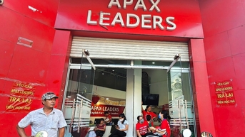 Phụ huynh lại vây trung tâm Apax Leaders để đòi tiền