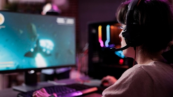 Ngồi lâu chơi game hại xương khớp thế nào