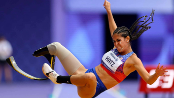 Những khoảnh khắc 'chạm đến trái tim' tại Paralympic 2024