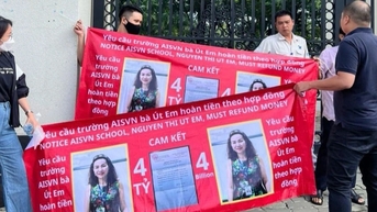 Lùm xùm ở trường đắt tiền, phụ huynh nhà giàu cũng "khóc"