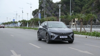 VinFast bắt đầu bàn giao xe VF 7 cho khách hàng