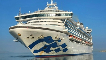 កប៉ាល់​ទេសចរណ៍​ប្រណីត​ត្រឡប់​មក​កំពង់ផែ Chan May វិញ​ដោយ​នាំ​អ្នក​ទេសចរ​រាប់​រយ​នាក់​ទៅ​ទស្សនា​រាជធានី​បុរាណ Hue