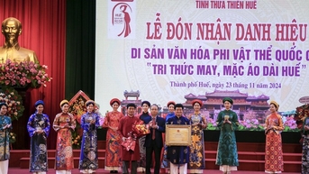 Đón nhận danh hiệu Di sản văn hóa phi vật thể quốc gia "Tri thức May và Mặc áo dài Huế"