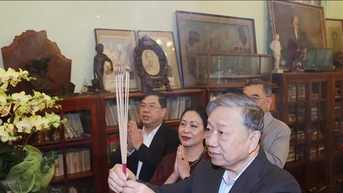 Tổng Bí thư Tô Lâm thắp hương tưởng niệm các đồng chí nguyên lãnh đạo Đảng, Nhà nước