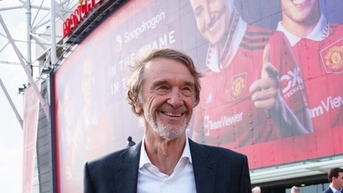 Man United sắp bán quyền đặt tên sân Old Trafford để dễ thở về tài chính