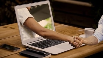 Nên tận dụng thế giới ảo 'sang xịn mịn' để ghi điểm với sếp?