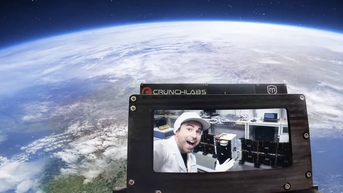 Phóng vệ tinh giúp... chụp ảnh selfie ngoài không gian