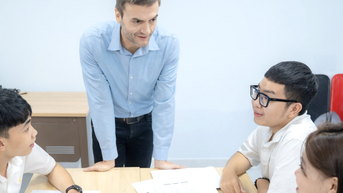IELTS 7.5 vẫn học lại tiếng Anh ở trường: Cần thiết hay lãng phí?