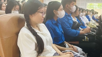 Lễ khai giảng 'không hoa', hiệu trưởng xúc động nói về sự sẻ chia