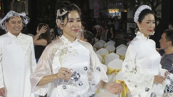 어젯밤 응우옌 후에 보행자 거리에서 화려한 20가지 아오자이 컬렉션