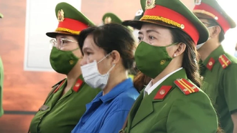 다크락 테러 공격의 여성 리더는 무엇을 선언했나요?