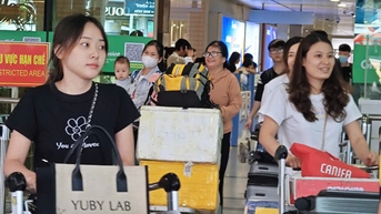 Khách trở lại TP.HCM sớm, taxi và hạ tầng ở sân bay Tân Sơn Nhất có quá tải?