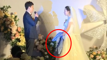 신랑은 결혼식 중간에 신부에게 앞치마를 주었는데, 그 뒤에 이어진 행동은 끝없는 논란을 불러일으켰습니다.