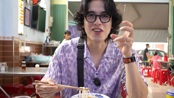 អតិថិជនជនជាតិកូរ៉េបានមកទស្សនាភោជនីយដ្ឋានអស់រយៈពេល 40 ឆ្នាំមកហើយនៅទីក្រុង Da Nang ដោយសរសើរមុខម្ហូបគុយទាវដ៏ល្បីល្បាញ។