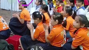 Nhà trường có vô cảm khi để học sinh cởi áo ấm giữa trời lạnh?
