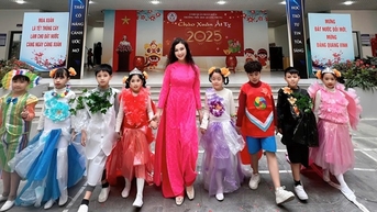 Cô và trò tự tin trình diễn thời trang tái chế