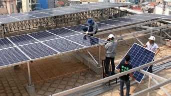 Ai được miễn giấy phép điện lực và không giới hạn công suất lắp điện mặt trời mái nhà?