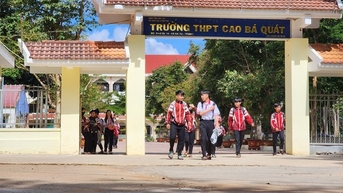 Nhà trường bị "tố" dạy thêm trong giờ… chính khóa!