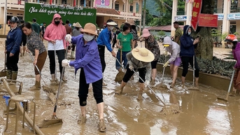 Sau lũ, sách vở của học sinh mủn ra như cám