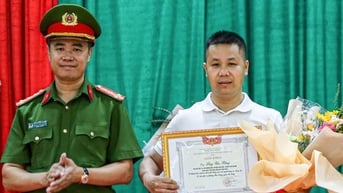 Khen thưởng người leo tường cứu 2 cô gái mắc kẹt trong đám cháy nhà trọ