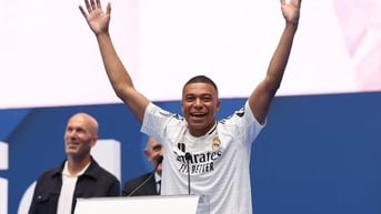 Hình bóng Ronaldo phía sau Kylian Mbappe trong buổi ra mắt Real Madrid