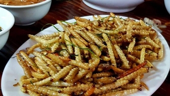 ដង្កូវ​ឬស្សី​ជា​សត្វ​ដែល​មិន​ទាន់​ចាប់​កំណើត​ឡើង​វិញ​នៅ​ក្នុង​គល់​ឈើ។ ពេល​យក​ចេញ វា​ក្លាយ​ទៅ​ជា​ឯកទេស Lao Cai។