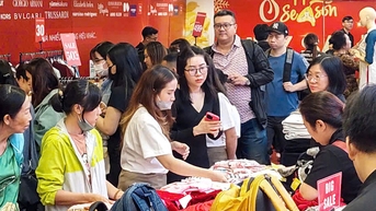 Khuyến mãi đến 80%, người dân TP.HCM kéo đi 'săn' nước hoa, giày dép... hàng hiệu ngay sau khai mạc