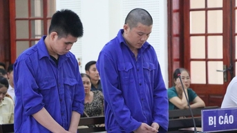 Chế ngăn bí mật chở lô hàng gỗ trắc, vảy tê tê gần 13 tỉ đồng qua biên giới
