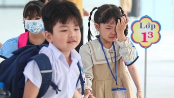Ngày tựu trường, học sinh lớp 1 liên tục đòi về vì nhớ mẹ