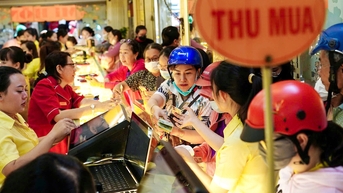 Lo vàng giảm sâu, người dân ùn ùn kéo nhau đi bán