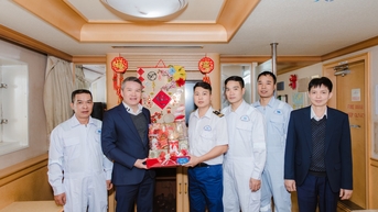 VIMC đưa mùa xuân tới tàu VINASHIP Unity