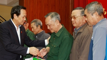 Bộ trưởng Đào Ngọc Dung tặng quà người có công, hộ nghèo ở Thanh Hóa