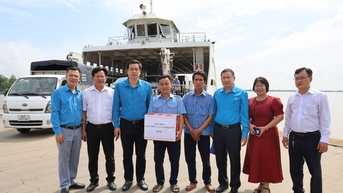 Công đoàn GTVT trao quà, động viên người lao động hàng hải, đường bộ miền Tây