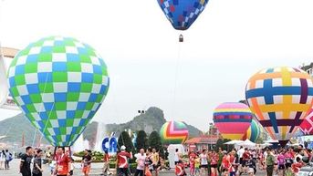 Bay khinh khí cầu miễn phí tại Lễ hội Hoa Phượng đỏ 2024
