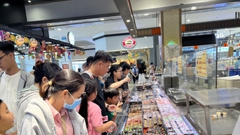 Sợ mưa gió, người dân TPHCM đổ vào trung tâm thương mại vui chơi