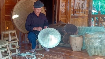 Người Thái Chà Nưa gìn giữ nghề đan lát truyền thống