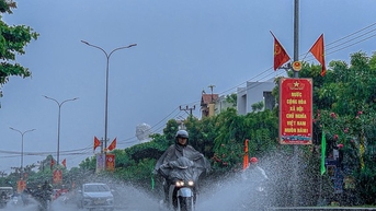 Nhiều tuyến đường Đà Nẵng ngập nước sau cơn mưa vàng giải nhiệt