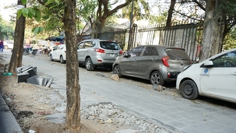 Vỉa hè chưa khô vữa đã bị ô tô, xe máy 'băm nát'