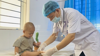 Trẻ nhập viện tăng do thời tiết bất thường