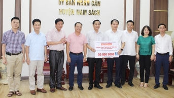 Chương trình 'Màu hoa đỏ' trao quà cho các gia đình chính sách Hải Dương