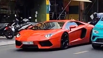 Xe Lamborghini đột ngột dừng giữa đường ở Phú Nhuận, tài xế trong tình trạng bất ổn
