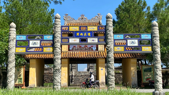 ប្រាសាទ​អក្សរសាស្ត្រ​នៅ​ច្រាំង​ទន្លេ​ទឹកអប់​ដែល​មាន​រូបចម្លាក់​ចំនួន ៣២ ដែល​ឆ្លាក់​ឈ្មោះ​វេជ្ជបណ្ឌិត ២៩៣ នាក់។