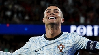 Ronaldo tri ân đồng đội khi đạt cột mốc 900 bàn thắng