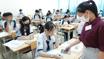 호아센 대학의 '이상한' 전공에 대한 최소 입학 점수는 얼마입니까?