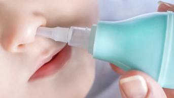 Có nên nhỏ mũi trẻ bằng nước muối mỗi ngày?