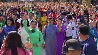 3월 8일 응우옌 후에 보행자 거리에서 5,000명 이상의 사람들이 아오자이를 추고 있다.